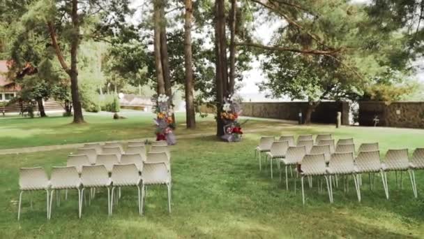 Front View Wedding Floral Decorated Arch White Chairs Pine Tree — Αρχείο Βίντεο