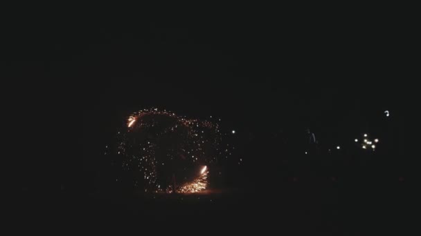 火のショー 夜に屋外で火のショーを実行している認識できないアーティスト 女性は火の棒で回っている 高品質のフルHd映像 — ストック動画