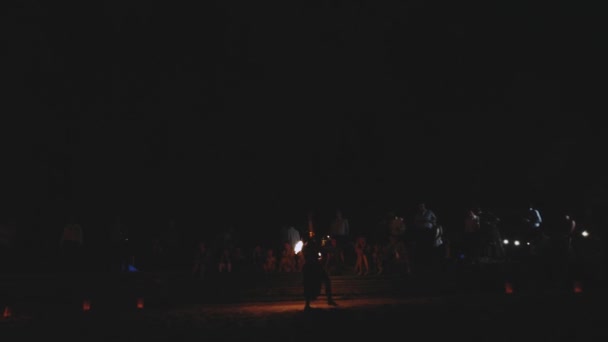 火のショー 夜に屋外で火のショーを実行している認識できないアーティスト 女性は火の棒で回っている 高品質のフルHd映像 — ストック動画