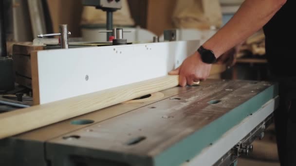 工場労働者のクローズアップ手は円形ののこぎりで木製の棒をカットします 木製の板 スローモーションショット 高品質4K映像 — ストック動画