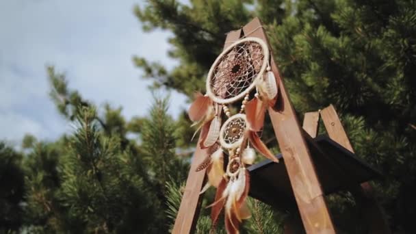Düğün Dekorasyonu Yakın Plan Kahverengi Tüylü Ahşap Düş Kapanı Rüzgarda — Stok video