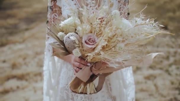 Delikatny Bukiet Dzikich Kwiatów Rękach Panny Młodej Bukiet Róż Suchych — Wideo stockowe