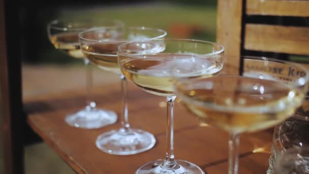 Despejar Vinho Espumante Taças Champanhe Câmara Lenta Servir Buffet Com — Vídeo de Stock