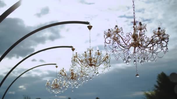 Natáčení Stylového Křišťálového Lustru Venkovní Organizaci Oblačné Oblohy Pozadí Detailní — Stock video