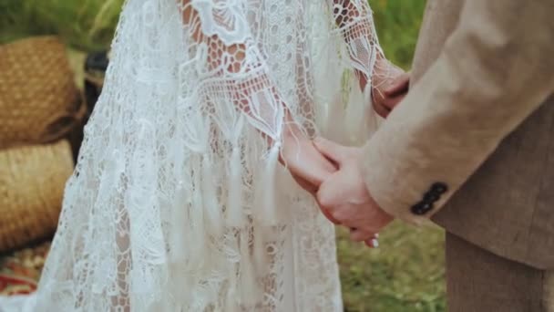 新娘和新郎手牵着手参加婚纱式的婚礼 握紧手 慢动作射击 高质量的4K镜头 — 图库视频影像