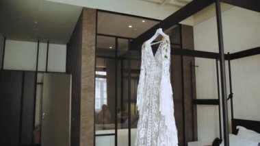 Boho tarzı beyaz gelinlik dairede asılı, gündüz, insan yok, ağır çekim. Yüksek kalite 4k görüntü