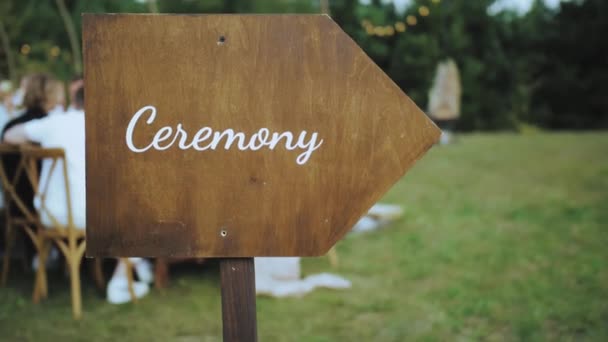 婚礼装饰 木牌匾与题词婚礼 仪式上的盘子绿色背景与草 婚礼装饰动作缓慢 高质量的4K镜头 — 图库视频影像