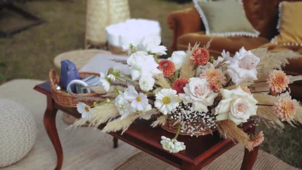 Draufsicht Auf Getrocknete Bouquet Von Pastellblumen Rosen Chrysanthemen Pampasgras Auf — Stockvideo