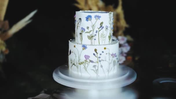 Piękny Tort Weselny Ozdobiony Suszonymi Kwiatami Wieczorem Pobliżu Łuku Zbliżenie — Wideo stockowe