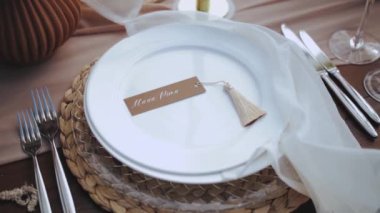  Masanın üzerindeki güzel tabakları kapatın. Güzel bir düğün dekoru, boho tarzı dekore edilmiş, kamera ağır çekimde hareket ediyor. Yüksek kalite 4k görüntü