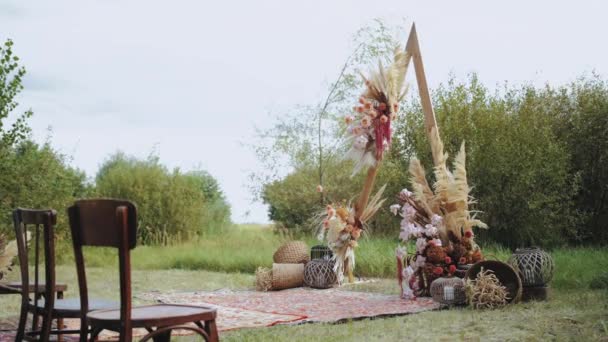 Прекрасне Богемне Оздоблення Арки Церемонії Весілля Відкритому Повітрі Флористичні Квіткові — стокове відео