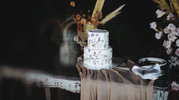 漂亮的结婚蛋糕 晚上用干花装饰在拱门近旁 动作缓慢 高质量的4K镜头 — 图库视频影像