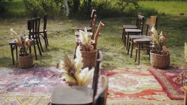 Zbliżenie Drewnianych Krzeseł Staromodny Dywan Kwiaciarskie Kompozycje Kwiatów Suszonych Kwiatów — Wideo stockowe