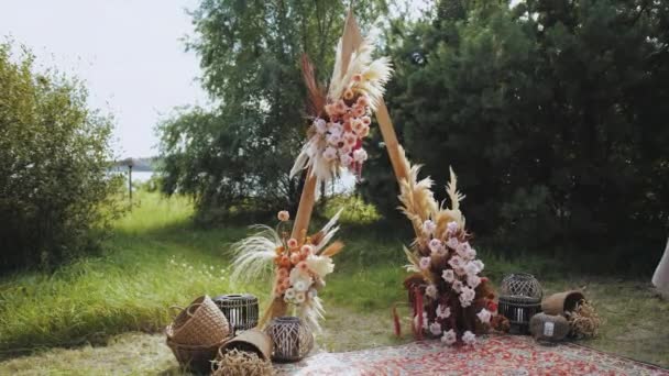 Närbild Vacker Boho Båge Dekoration Utomhus Bröllop Ceremoni Floristiska Blomsterkompositioner — Stockvideo