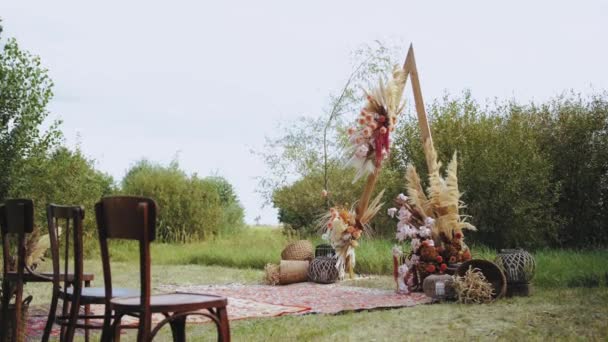 Piękny Cygański Łuk Dekoracji Zewnątrz Ceremonii Ślubnej Kwiaciarskie Kompozycje Kwiatowe — Wideo stockowe