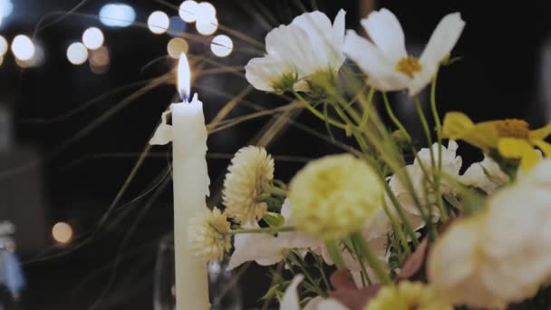 Wystrój Ślubny Kolacja Świeca Bukiet Zbliżenie Świąteczne Dzikie Kwiaty Palenie — Wideo stockowe