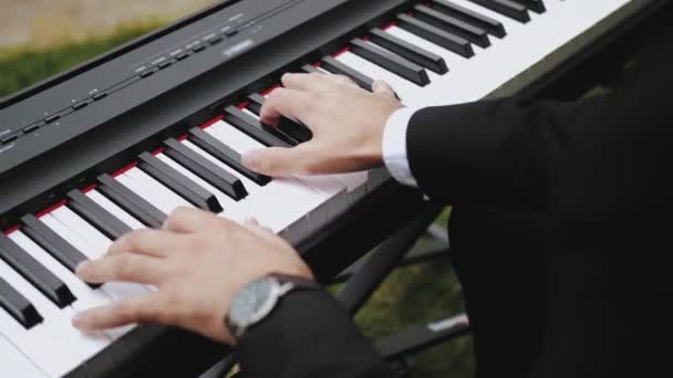 Homem Tocando Piano Close Mãos Homem Jovem Tocando Piano Elétrico — Vídeo de Stock