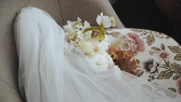 Невесты Белая Вуаль Бежевый Букет Цвета Стуле Свадебные Аксессуары Замедленная — стоковое видео