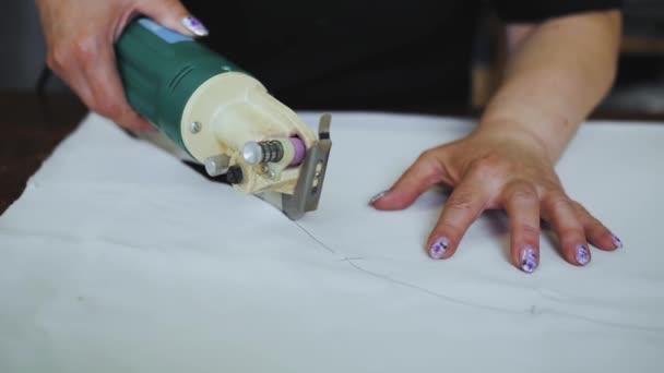在家具厂的特写镜头中 一名女工为生产沙发而切割泡沫橡胶 高质量的4K镜头 — 图库视频影像
