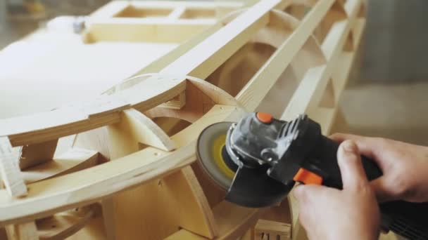 Professional Carpenter Working Wood Woodworking Machine Grinds Polishes Wood Handmade — Stockvideo
