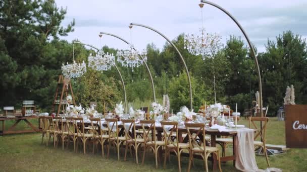 Düğün Masası Avizelerle Mumlarla Kurutulmuş Pastel Çiçeklerle Servis Edilir Süslenir — Stok video