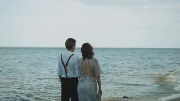 Pareja Feliz Juntos Abrazándose Lado Playa Sienten Muy Bien Muy — Vídeos de Stock
