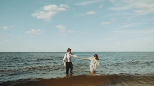Szczęśliwa Para Przytulając Się Plaży Czują Się Świetnie Bardzo Romantycznie — Wideo stockowe