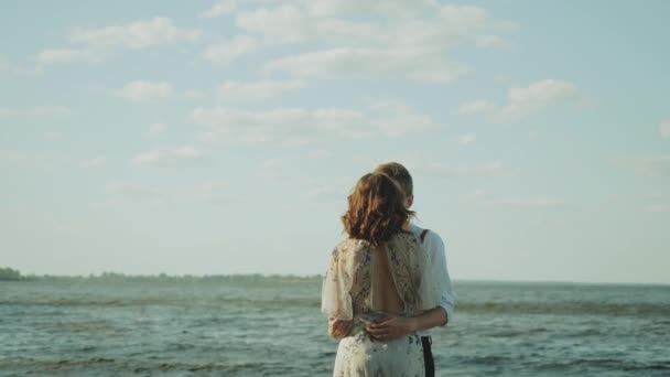 Молодая Влюбленная Пара Прогуливается Пляжу Пока Волны Заливают Пляж Влюбленные — стоковое видео