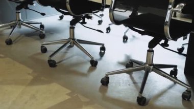 Milenyum ofis alanında boş ofis sandalyeleri, tekerlekli ofis sandalyelerinin yakın çekim görüntüleri, yavaş çekim kameraları. Yüksek kalite 4k görüntü