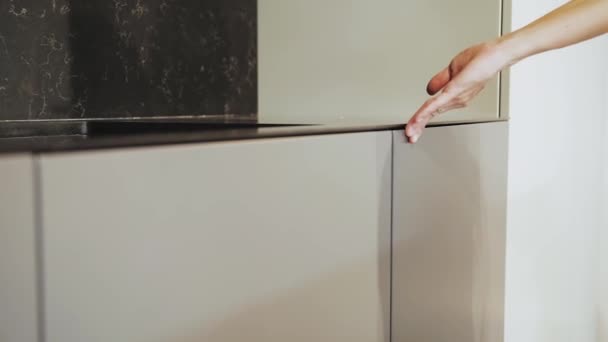 Крупный План Женской Руки Осторожно Открывает Кухонный Тумбочку Пустой Кухонный — стоковое видео