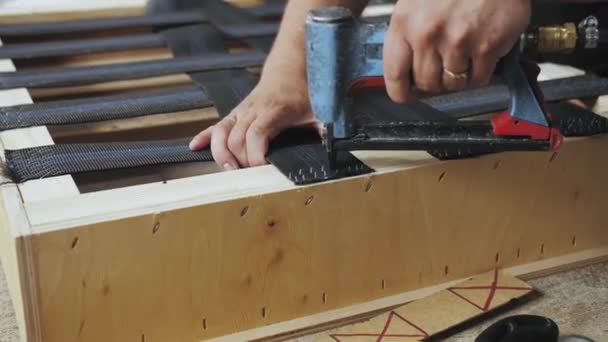Trabalhador Faz Sofá Uma Fábrica Móveis Close Carpinteiro Trabalhando Com — Vídeo de Stock