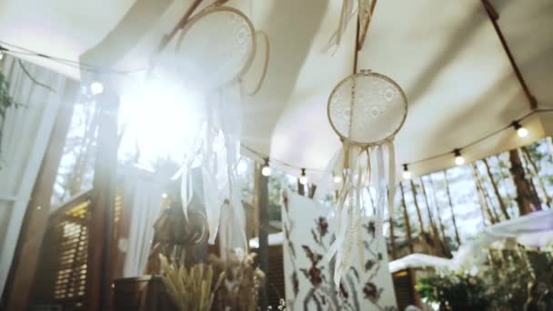 Bruiloft Decoratie Met Dromenvanger Retro Lampen Zonnestralen Schijnen Door Witte — Stockvideo