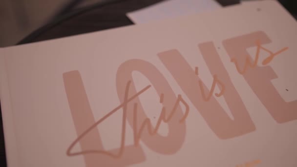 Όμορφη Λέξη Επιγραφή Αγάπης Είναι Γραμμένο Ροζ Χαρτί Ροζ Γράμματα — Αρχείο Βίντεο