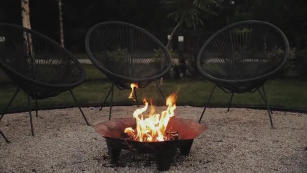 裏庭の居心地の良い暖炉 静かな夏の夜と居心地の良い火災 スローモーション 高品質4K映像 — ストック動画