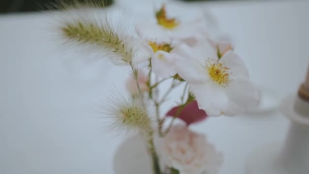 在喜庆的婚宴上 在小巧舒适的婚宴上 用柔和的野花和小穗布置了喜庆的婚桌 动作缓慢 高质量的4K镜头 — 图库视频影像