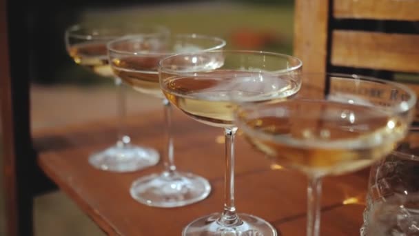 Serverar Buffé Med Fyra Glas Champagne Häll Mousserande Vin Champagneglas — Stockvideo