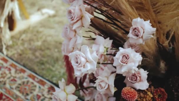 美しい結婚式の花の装飾 結婚式のアーチパステルピンクのバラとパンパス草で カメラの動きが遅い移動配置 高品質4K映像 — ストック動画