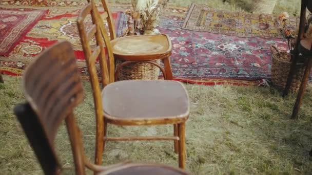Close Wooden Chairs Old Fashioned Carpet Beautiful Concept Outdoor Wedding — Videoclip de stoc