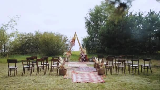 Оформление Триангулярной Арки Открытой Свадебной Церемонии Цветочные Композиции Пастельных Цветов — стоковое видео