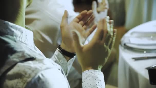 Люди Ресторане Хлопают Ладоши Отмечая Свадьбу Руки Крупным Планом Хлопают — стоковое видео