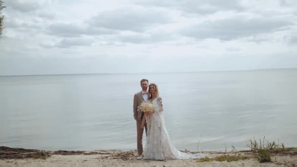 Beautiful Newlywed Couple Posing Camera Lean Heads Together Sea Background — стоковое видео