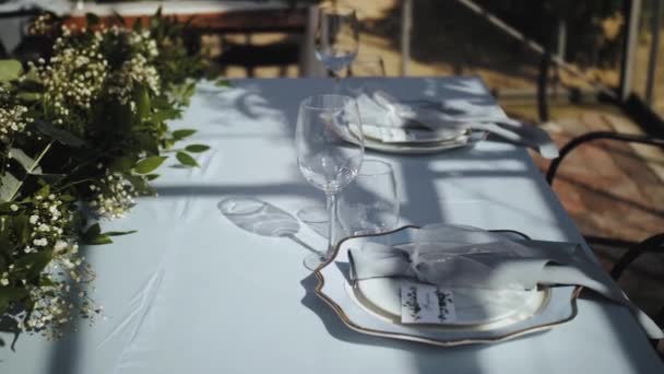 Bride Groom Place Settings Wedding Reception Table Beautiful Plates Gold — Vídeo de stock