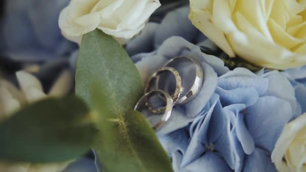 Wedding Rings Lie Flower Petals Brides Bouquet Blue Hydrangeas White — ストック動画