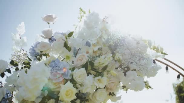 Close Wedding Arch Decorated Flowers White Blue Colors Sun Rays — Αρχείο Βίντεο