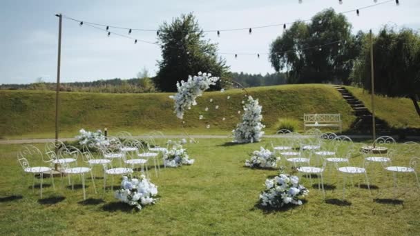 Wedding Arch Decorations Flowers White Blue Colors White Chairs Lamps — Vídeos de Stock