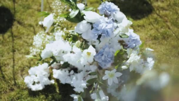 Γκρο Πλαν Γαμήλια Αψίδα Στολίδια Λουλουδιών Λευκό Και Μπλε Χρώμα — Αρχείο Βίντεο