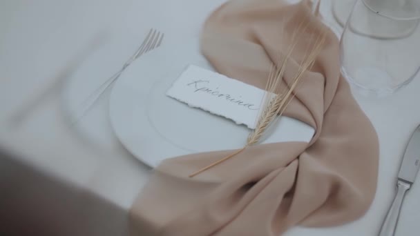 Κοντινό Πλάνο Όμορφα Πιάτα Στο Τραπέζι Μια Μεταξωτή Πετσέτα Και — Αρχείο Βίντεο