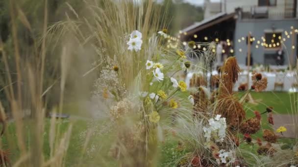 Крупним Планом Весільна Арка Композицією Сухих Пастельних Квітів Святковий Стіл — стокове відео