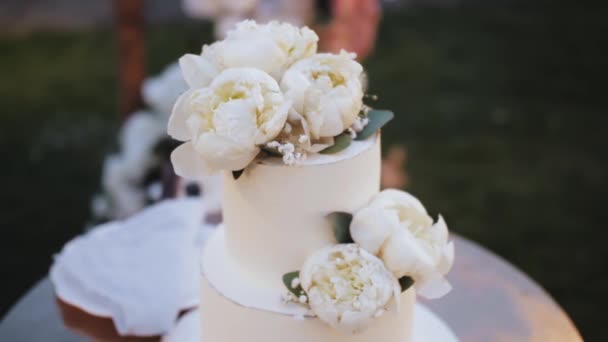 Κοντινό Πλάνο Γαμήλια Τούρτα Διακοσμημένη Λευκά Λουλούδια Παιώνιες Αργή Κίνηση — Αρχείο Βίντεο
