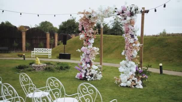 Medium Shot Wedding Floral Decorated Arch Flowers Pastel Colors White — Vídeo de stock